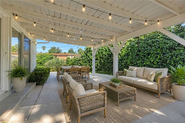 20264 Aetna Street, Woodland Hills, CA 91367