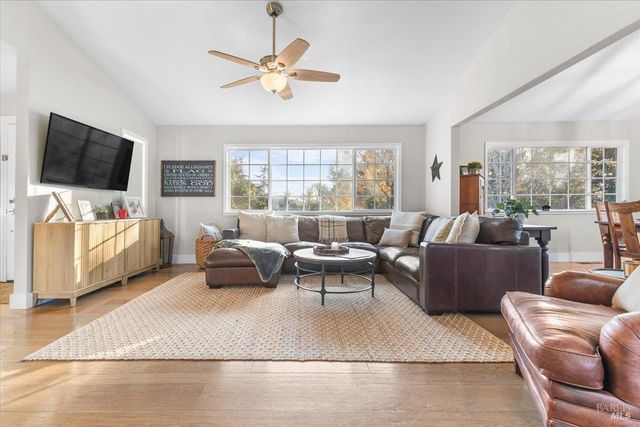 10465 Pelham Dr, Windsor, CA 95492