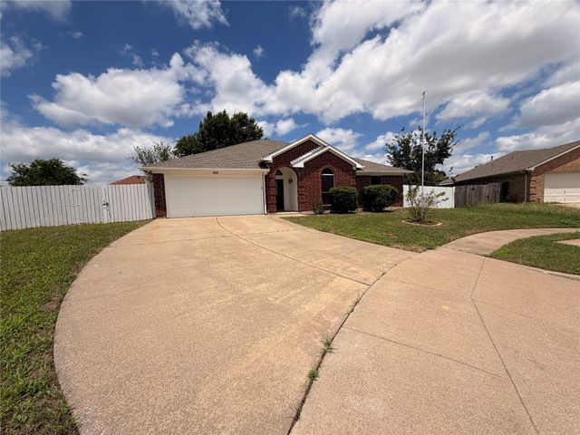 2131 Post Wood Lane, Arlington, TX 76018