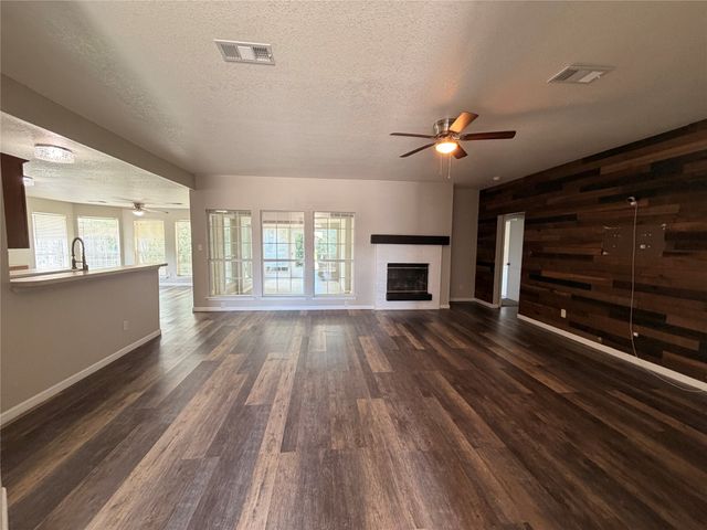 2131 Post Wood Lane, Arlington, TX 76018