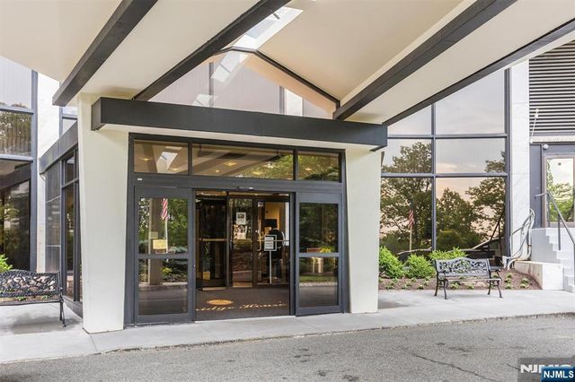 1 Claridge Drive 521, Verona, NJ 07044