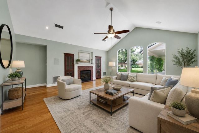 1583 Sue Barnett Drive, Houston, TX 77018