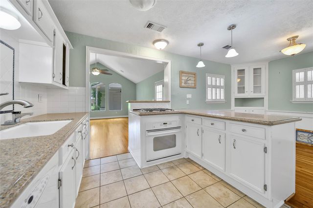 1583 Sue Barnett Drive, Houston, TX 77018