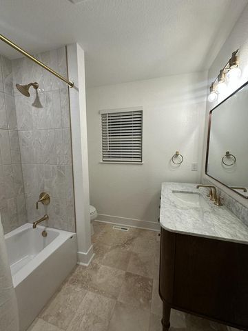 1800 E Hillcrest AVENUE, Milwaukee, WI 53207