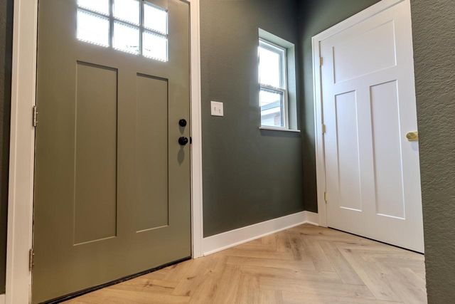 1800 E Hillcrest AVENUE, Milwaukee, WI 53207