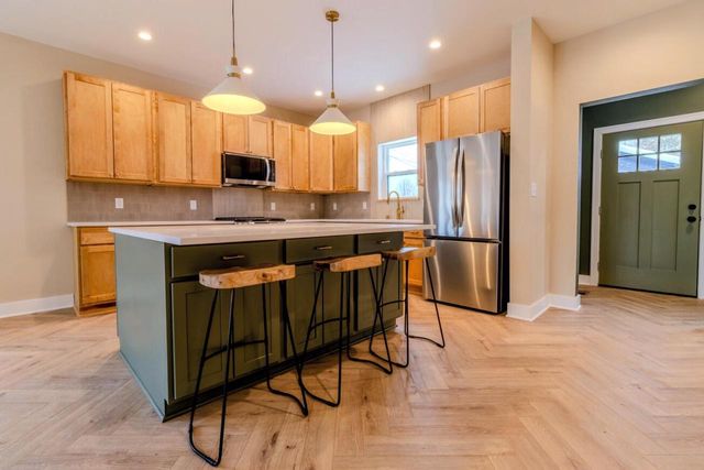 1800 E Hillcrest AVENUE, Milwaukee, WI 53207