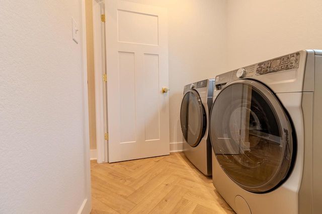 1800 E Hillcrest AVENUE, Milwaukee, WI 53207