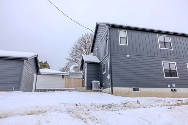 1800 E Hillcrest AVENUE, Milwaukee, WI 53207