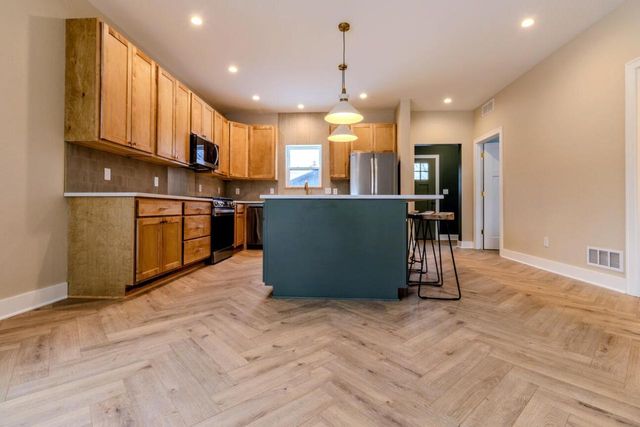 1800 E Hillcrest AVENUE, Milwaukee, WI 53207