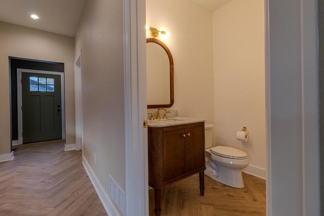 1800 E Hillcrest AVENUE, Milwaukee, WI 53207