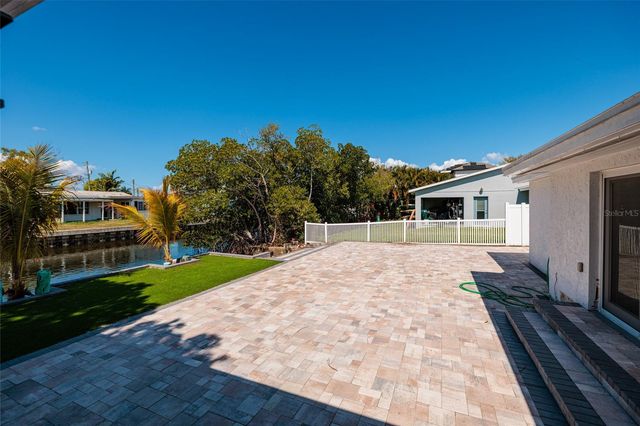 9046 TREASURE LANE NE, St Petersburg, FL 33702