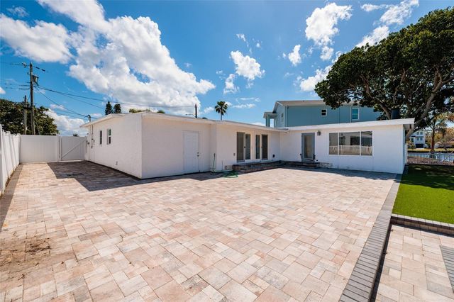 9046 TREASURE LANE NE, St Petersburg, FL 33702