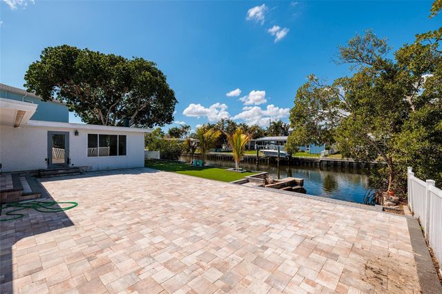 9046 TREASURE LANE NE, St Petersburg, FL 33702