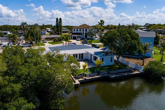 9046 TREASURE LANE NE, St Petersburg, FL 33702