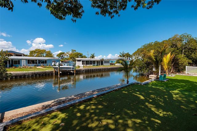 9046 TREASURE LANE NE, St Petersburg, FL 33702