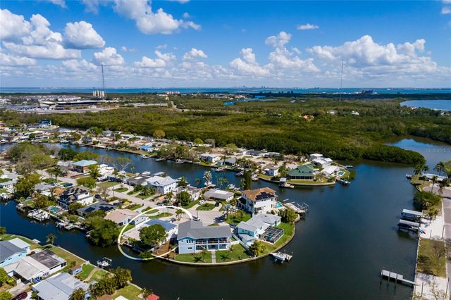 9046 TREASURE LANE NE, St Petersburg, FL 33702