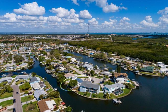 9046 TREASURE LANE NE, St Petersburg, FL 33702