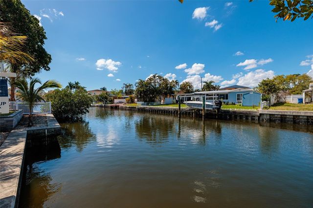 9046 TREASURE LANE NE, St Petersburg, FL 33702