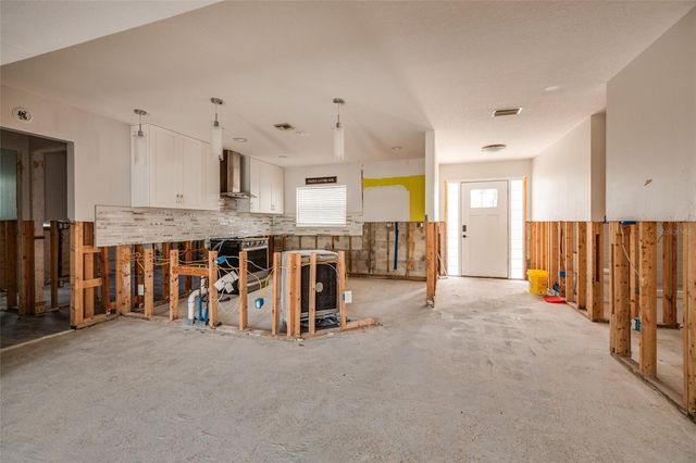 9046 TREASURE LANE NE, St Petersburg, FL 33702