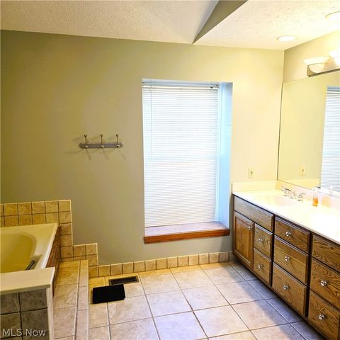9898 Lakeview Circle, Strongsville, OH 44136