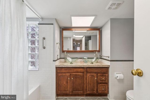 523 S LEITHGOW ST, Philadelphia, PA 19147