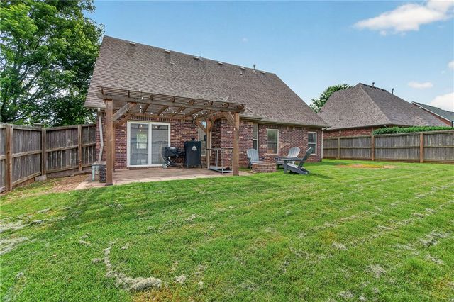 2433 N Hidden Creek Drive, Fayetteville, AR 72704