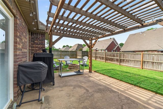 2433 N Hidden Creek Drive, Fayetteville, AR 72704