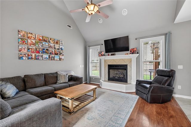 2433 N Hidden Creek Drive, Fayetteville, AR 72704