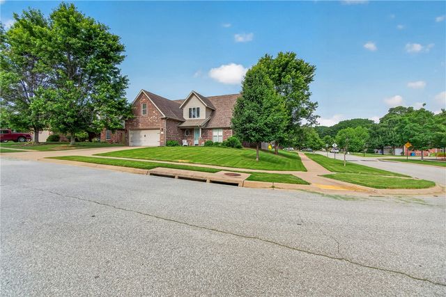 2433 N Hidden Creek Drive, Fayetteville, AR 72704