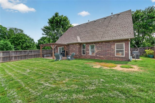 2433 N Hidden Creek Drive, Fayetteville, AR 72704