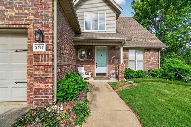 2433 N Hidden Creek Drive, Fayetteville, AR 72704