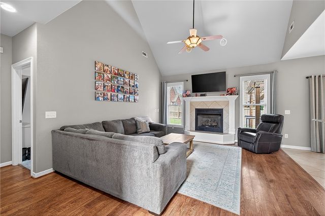 2433 N Hidden Creek Drive, Fayetteville, AR 72704