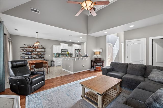 2433 N Hidden Creek Drive, Fayetteville, AR 72704