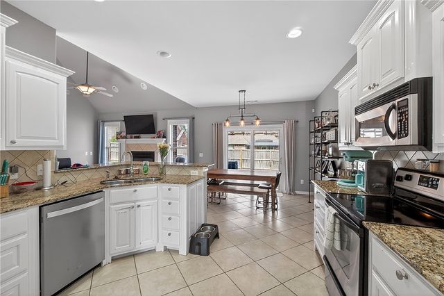 2433 N Hidden Creek Drive, Fayetteville, AR 72704
