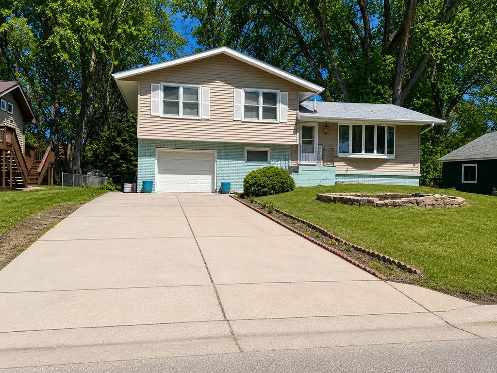 787 Berwood Avenue, Vadnais Heights, MN 55127