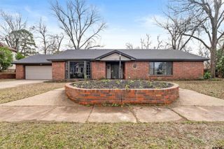 617 Nacogdoches, Jacksonville, TX 75766