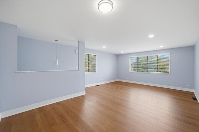 18 Dennis Court 18, Schaumburg, IL 60193
