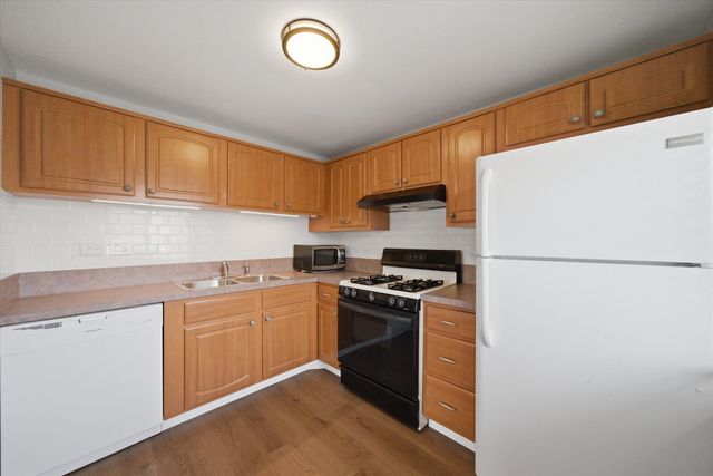 18 Dennis Court 18, Schaumburg, IL 60193