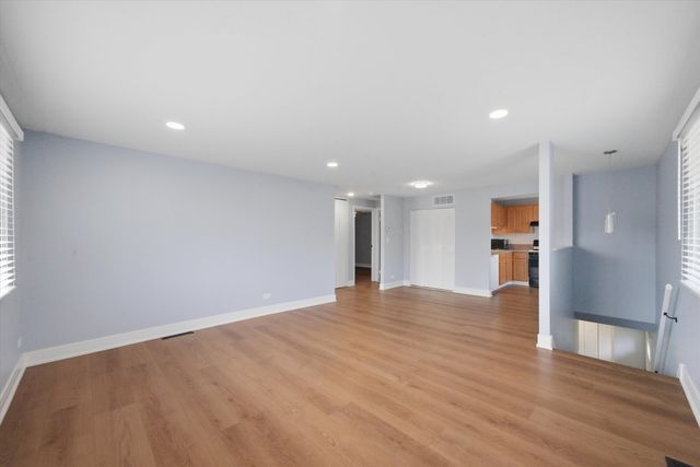 18 Dennis Court 18, Schaumburg, IL 60193