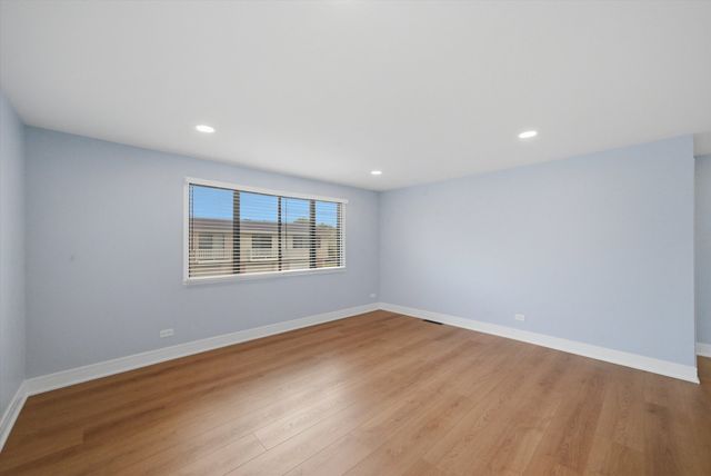 18 Dennis Court 18, Schaumburg, IL 60193