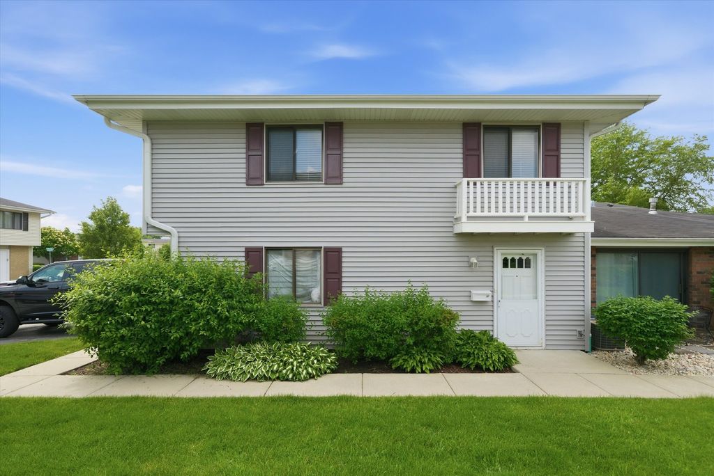18 Dennis Court 18, Schaumburg, IL 60193