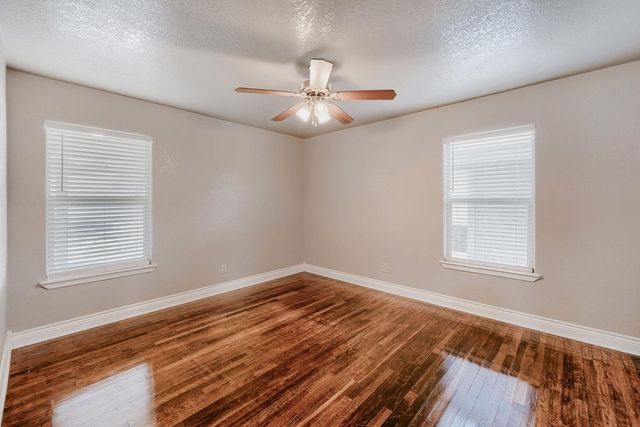 1211 N Bishop ST, San Marcos, TX 78666