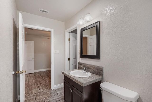 1211 N Bishop ST, San Marcos, TX 78666