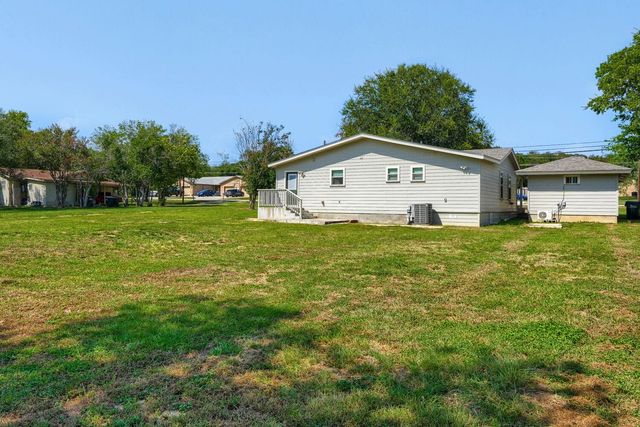 1211 N Bishop ST, San Marcos, TX 78666