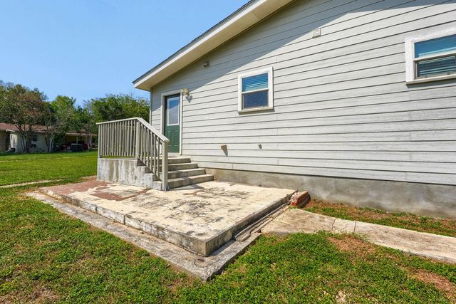 1211 N Bishop ST, San Marcos, TX 78666