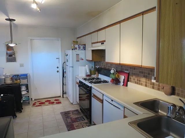 1042 Courtland Drive, Buffalo Grove, IL 60089