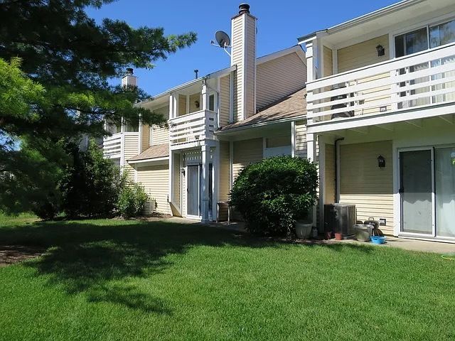 1042 Courtland Drive, Buffalo Grove, IL 60089