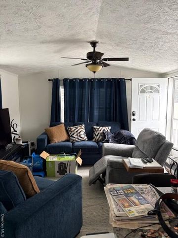 A9 Ash St, Riverhead, NY 11901