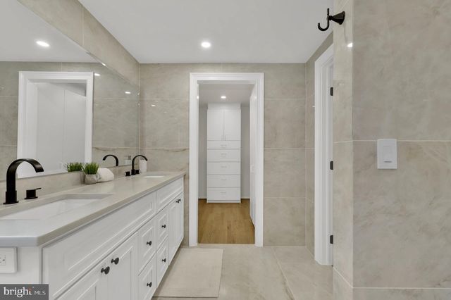 11111 LAMPLIGHTER LN, Potomac, MD 20854