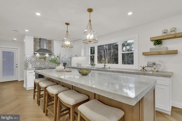 11111 LAMPLIGHTER LN, Potomac, MD 20854